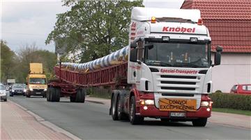 Vor der Gaststätte Butjadinger Tor wird ein neuer Maibaum aufgestellt. Der rund 50 Meter lange Stamm wird mit einem Langholzauflieger vom bayerischen Englmannsberg nach Abbehausen gebracht. Das Foto ist während des letzten Transports im Frühjahr 2013 entstanden.