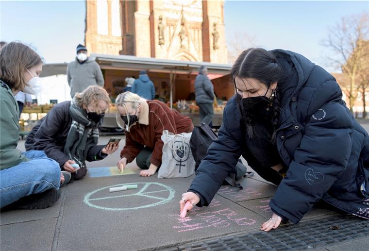 Friedensmahnwache für Ukraine von FridaysForFuture in Bremerhaven Vor der großen Kirche malen Jugendliche zahlreiche Friedensbotschaften.