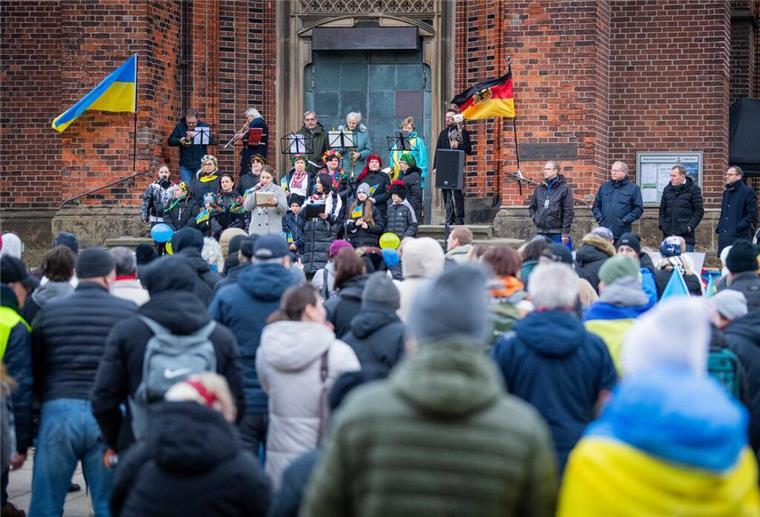 Vor der Großen Kirche versammelten sich die Demoteilnehmer zur Kundgebung.