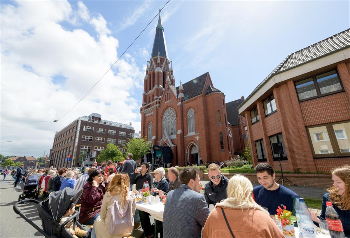 Solidaritätstafel bei Herz-Jesu-Gemeinde in Bremerhaven Vor der Herz-Jesu-Kirche wurde die Solidaritätstafel aufgebaut.
