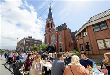 Vor der Herz-Jesu-Kirche wurde die Solidaritätstafel aufgebaut.