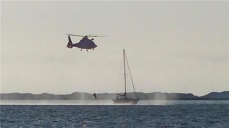 Notfall auf Segelboot - Helikopter bringt Sanitäter an Bord Vor der Insel Spiekeroog bringt ein Hubschrauber einen Sanitäter an Bord eines Segelboots.
