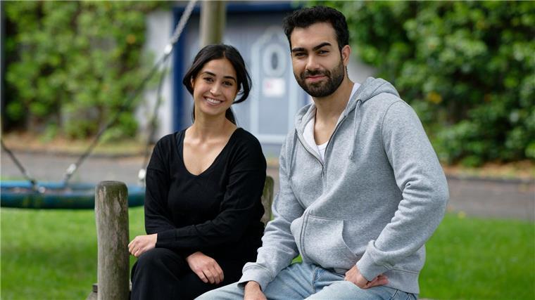 Serien-Star Delioglan hat keine Lust auf Kuss mit TV-Bruder Vor der Kamera sind Özge Delioglan und Metehan Demiröz Geschwister - dahinter befreundete Kollegen.