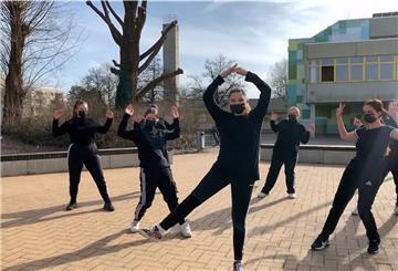 Vor der Kulisse der Oberschule Carl von Ossietzky wurde ein Teil des Videos gedreht, das der Abschluss des Projekts der sieben Mädchen mit der New Yorker Battery Dance Company war. Foto Screenshot
