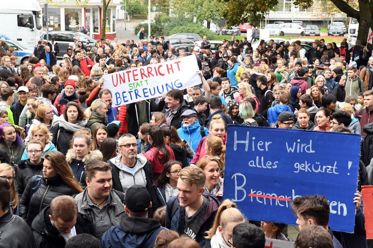 Großdemo in Bremerhaven: "Schule braucht jeden Euro" Vor der letzten Stadtverordnetenversammlung am Donnerstag demonstrierten Schüler, Lehrer und Eltern gegen den Bildungsnotstand. Jetzt soll es mehr Geld für die Schulen geben.