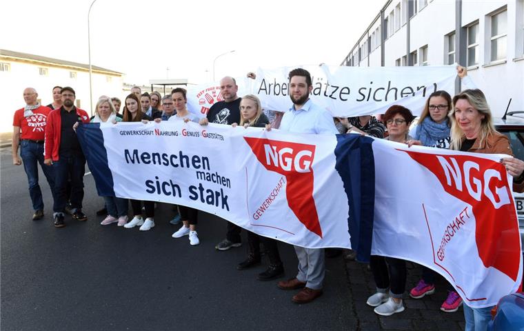 Vor der Mitgliederversammlung bei der Gewerkschaft NGG probten die Teilnehmer schon mal den Aufstand. 