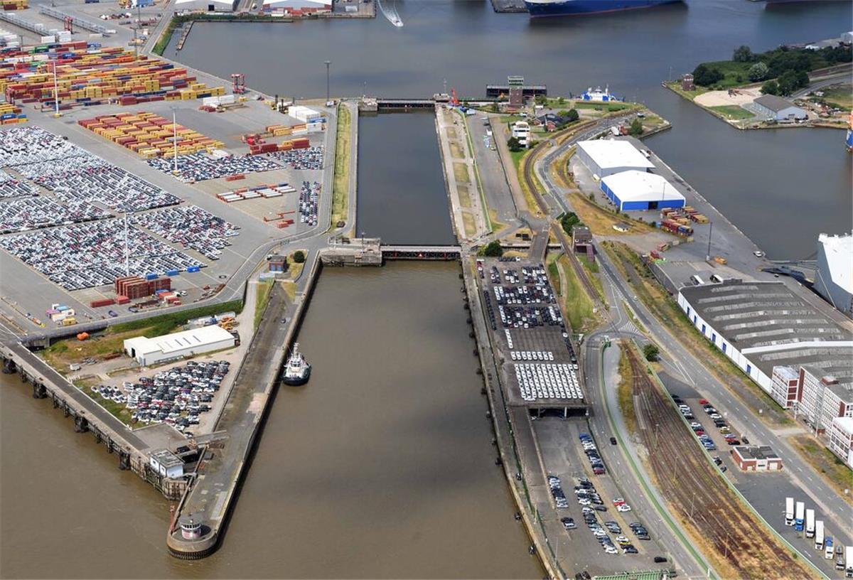 Maschinenausfall vor Bremerhaven: 200-Meter-Frachter muss notankern Die Nordschleuse in Bremerhaven aus der Luft.