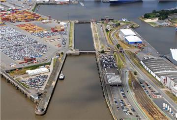 Die Nordschleuse in Bremerhaven aus der Luft.