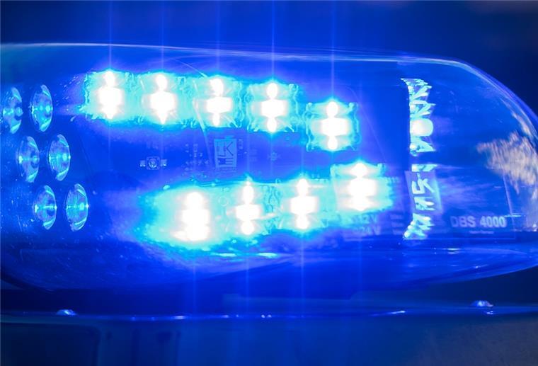 Das Blaulicht auf einem Fahrzeug der Polizei leuchtet in der Dunkelheit.