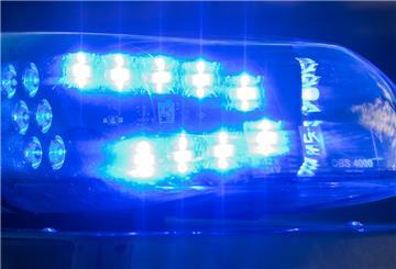 Das Blaulicht auf einem Fahrzeug der Polizei leuchtet in der Dunkelheit.