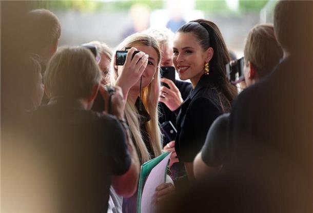 Vor der Premiere macht Lena Meyer-Landrut noch schnell ein paar Fotos mit den Fans.