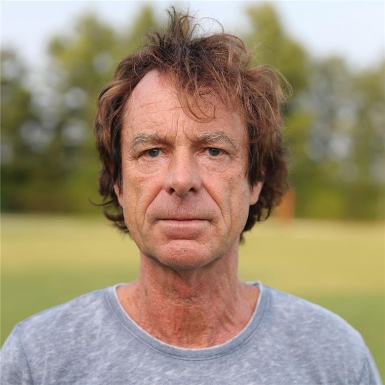 Trainer Jann Schütt schmeißt bei SR Esenshamm die Brocken hin Vor der Saison begann Jann Schütt als Trainer des Fußball-Kreisligisten Schwarz-Rot Esenshamm. Nun hat er wegen Differenzen mit dem Vorsitzenden Siegfried Adamietz aufgehört.