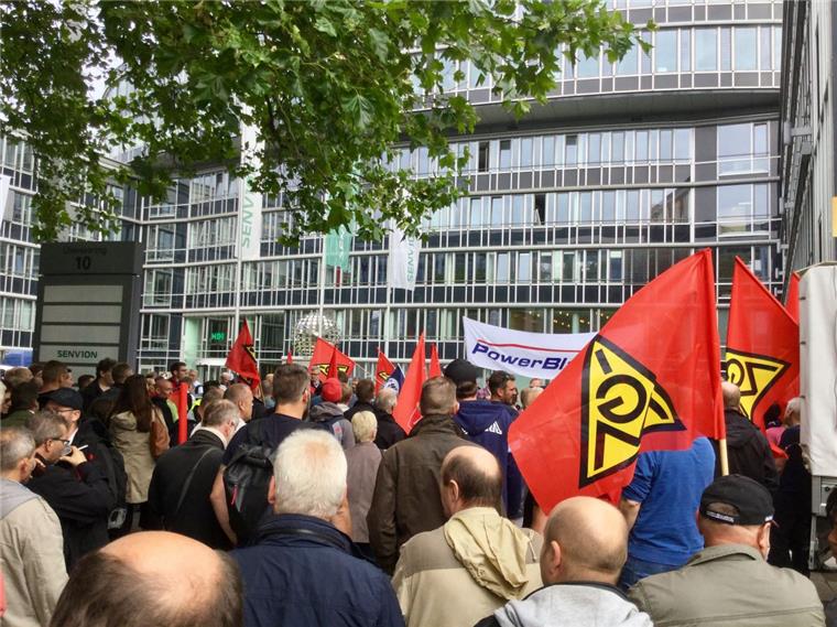 Keine Einigung über Abfindungen für Senvion-Mitarbeiter Vor der Senvion-Zentrale in Hamburg demonstrieren die Beschäftigten der von Schließung bedrohten Werke. Foto Lorenz