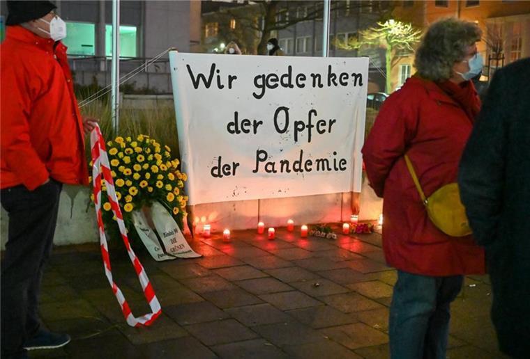 Kerzen, Kranz vor der Volkshochschule in Bremerhaven