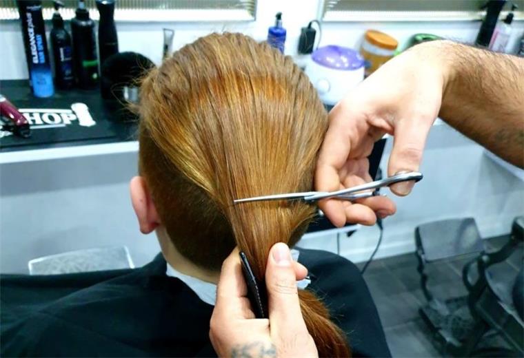 Tom (11) aus Langen spendet seine Haare an Krebskranke Vor drei Jahren hat sich der Langener Schüler Tom Dunker entschlossen, seine Haare wachsen zu lassen, um sie an Krebskranke zu spenden. Jetzt sind die Haare ab – und auf dem Weg zum Perückenmacher.