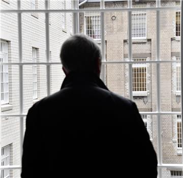 Vor ein paar Tagen gab es einen Vorfall an der Gefängnismauer der JVA Bremerhaven. Die Insassen dürfen deshalb nicht mehr auf den Innenhof.