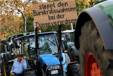 Trecker stehen dicht an dicht während einer Demonstration der Bewegung "Land schafft Verbindung" auf einer Straße.