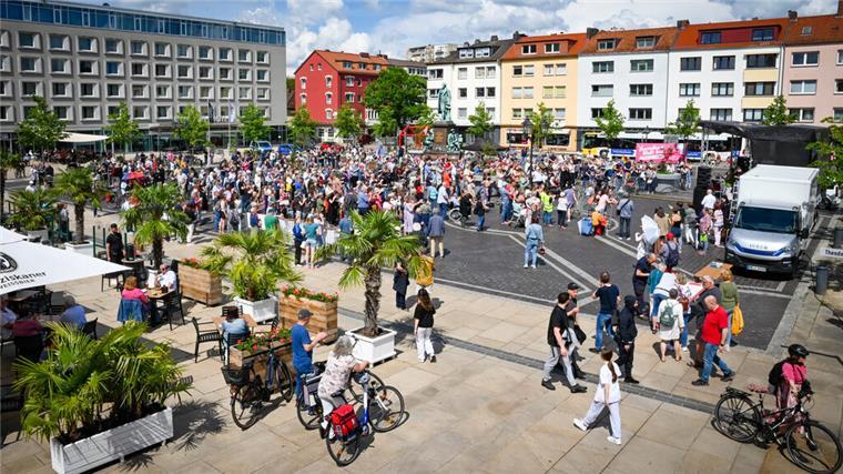 Kundgebung auf einem Platz in Bremerhaven