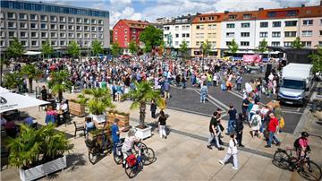 Kundgebung auf einem Platz in Bremerhaven