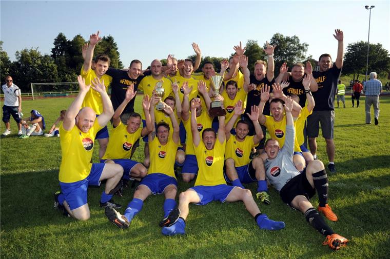 Fußballer kicken um den NZ-Pokal und 1000 Euro Vor einem Jahr hat TuSpo Surheide II den NZ-Pokal gewonnen. In diesem Jahr ermitteln Galatasaray Bremerhaven und die SG Wittstedt/Driftsethe/Bramstedt den Nachfolger.
