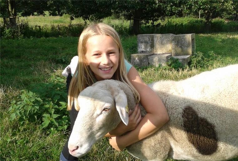 Schwanewede: Haustier-Schaf vom Wolf gerissen Vor fünf Jahren bekamen Mia (im Bild) und ihr Bruder Timon Blendermann ein ganz besonderes Haustier: Ein verschmustes Schaf mit einem brauen Fleck an der Seite.