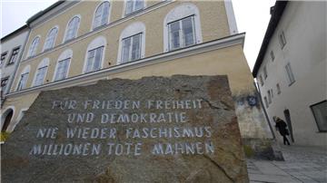 Vor Hitlers Geburtshaus in Braunau steht ein Gedenkstein aus dem ehemaligen KZ-Mauthausen.