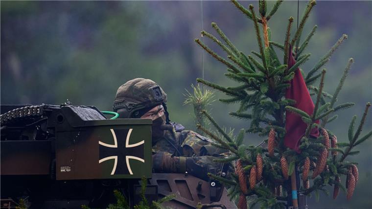 Vor hochrangigen Militärvertreten und Journalisten wurde eine Schießübung von Bodentruppen präsentiert.