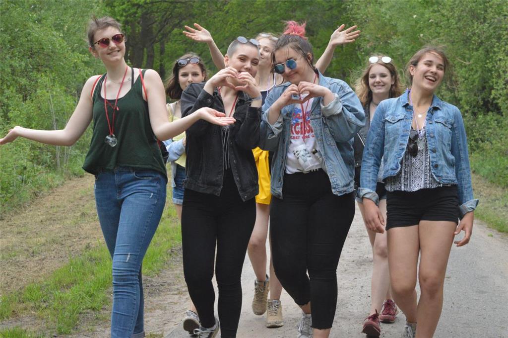Vor Kälte bibbernd, aber bestens gelaunt trifft diese Mädchengruppe am Festivalgelände ein.