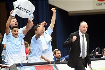 Vor knapp zwei Wochen haben Michael Mai (rechts) und seine Eisbären das wichtige Spiel gegen Science City Jena gewonnen. Heute wollen sie in Crailsheim nachlegen.