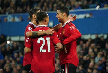  Cristiano Ronaldo (r) von Manchester United jubelt mit seinen Teamkollegen 