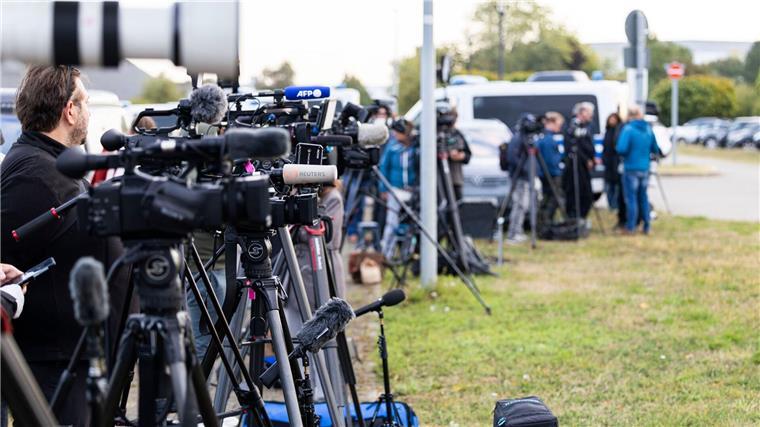 Frei unter Auflagen – Maddie-Verdächtiger trägt Fußfessel Vor Ort waren viele Medienvertreter.
