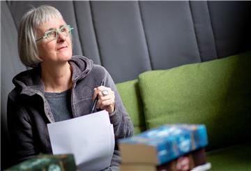 Vor Redakteurin Anne Stürzer liegt ein Stapel von Büchern – für die Literaturkritikerin nichts Ungwöhnliches. Doch ob sie selbst einen Roman schreiben kann, muss sich erst noch herausstellen.