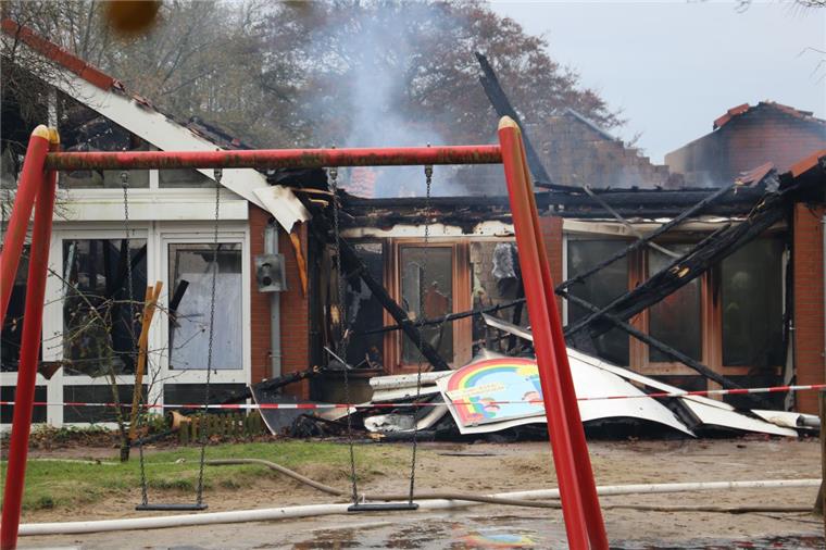 Kita-Brand in Schiffdorf: Langsam kehrt wieder Alltag ein Vor rund vier Wochen ist die Kita Regenbogen in Schiffdorf abgebrannt. Nun kehrt bei Kindern und Erziehern langsam wieder Alltag ein.