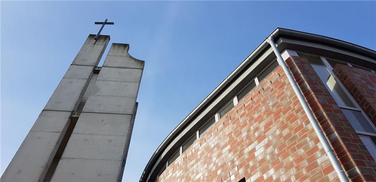 Darum fehlen in der Nordholzer Kirche noch die Glocken Vor sechs Jahren wurde das neue Gotteshaus der evangelischen Kirchengemeinde "Zum Guten Hirten" eingeweiht. Für Glocken im Kirchturm (links) fehlte bislang das Geld.
