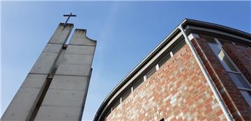 Vor sechs Jahren wurde  das neue Gotteshaus der evangelischen Kirchengemeinde "Zum Guten Hirten" eingeweiht. Für Glocken im Kirchturm (links) fehlte bislang das Geld. 