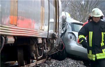 Vor sechs Tagen starb in Lübbecke eine Frau in diesem Auto, die von einem Zug erfasst wurde. Im Landkreis Wittmund hatte ein Autofahrer etwas mehr Glück.