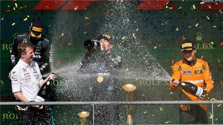 Vor seiner Disqualifikation war George Russell in Champagner-Laune.