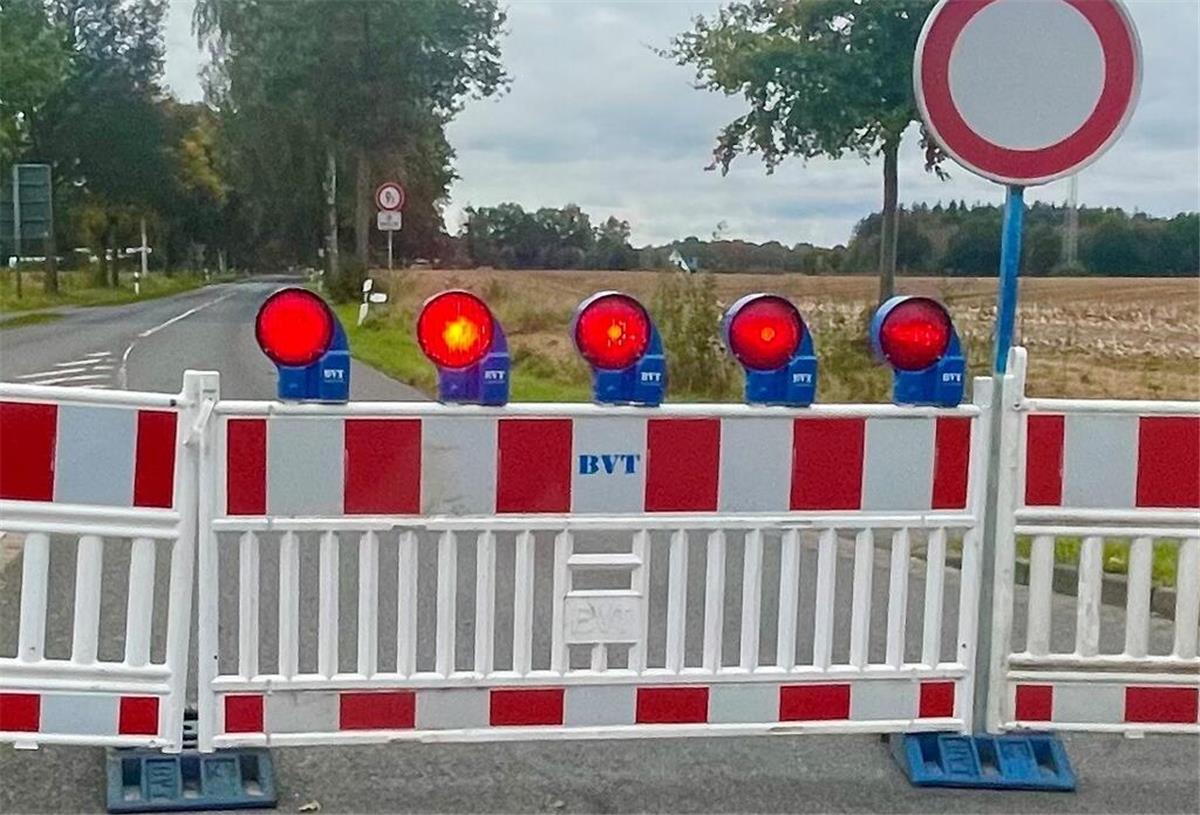 Achtung, Sperrung! K191 wird zur grünen Baustelle Sperren stehen an einer Straße