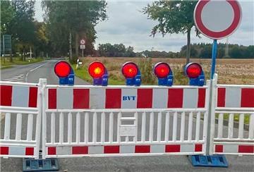 Sperren stehen an einer Straße