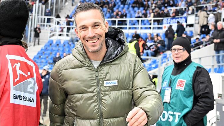 Vor Spielbeginn war Karlsruhes Trainer Christian Eichner noch gut gelaunt.