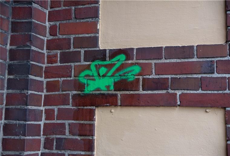 Schmierfinken verunstalten in Nordenham Fassaden Vor wenigen Tagen wurde bereits die Fassade des Weserschlösschens in Blexen beschmiert.