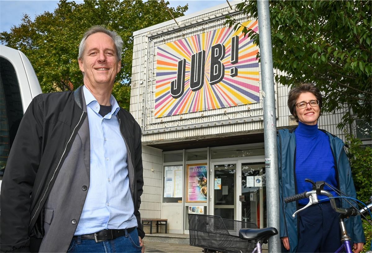 Zehn Jahre gibt’s das Junge Theater Bremerhaven Vor zehn Jahren hat Ulrich Mokrusch, Intendant des Stadttheaters, das Junge Theater Bremerhaven aus der Taufe gehoben. 2012 übernahm Tanja Spinger die Leitung des JUB, das 2014 sein heutiges Domizil am Elbinger Platz bezog. Foto Scheschonka