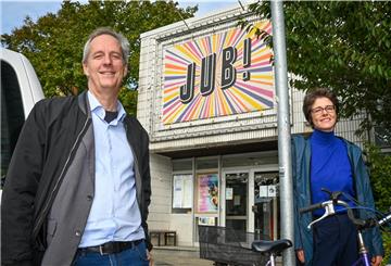 Vor zehn Jahren hat Ulrich Mokrusch, Intendant des Stadttheaters, das Junge Theater Bremerhaven aus der Taufe gehoben. 2012 übernahm Tanja Spinger die Leitung des JUB, das 2014 sein heutiges Domizil am Elbinger Platz bezog. Foto Scheschonka