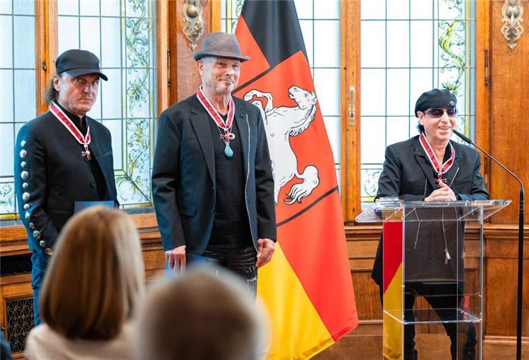 60 Jahre Scorpions: Darum sind sie solche Weltstars Vor zwei Jahren erhielten Matthias Jabs, Rudolf Schenker und Klaus Meine das Große Verdienstkreuz des Niedersächsischen Verdienstordens. (Archivbild)