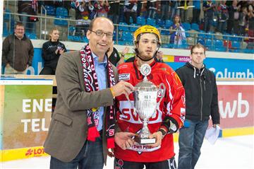 Vor zwei Jahren gewannen die Pinguins zuletzt den SWB-Cup. Geschäftsführer Axel Siemsen (links) überreichte den Pokal an Kapitän Marian Dejdar. Foto Adebahr