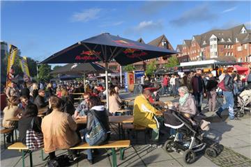 Vor zwei Jahren ließen sich beim Streetfood-Circus viele Kundinnen und Kunden zum Probieren locken.