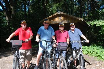 Voraussetzung ist das Rentenalter: Die Viererbande (Rolf Schütte, Rolf Zeichner, Uwe Wallentowitz und Horst Schütte) aus Wehdel schwingt sich einmal in der Woche aufs Fahrrad und hat jetzt die schönsten Strecken zur Sieben-Seen-Tour zusammengestellt.