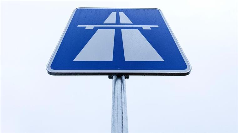 Anschlussstelle Stotel bleibt sechs Stunden lang gesperrt Blick auf ein Autobahnschild.