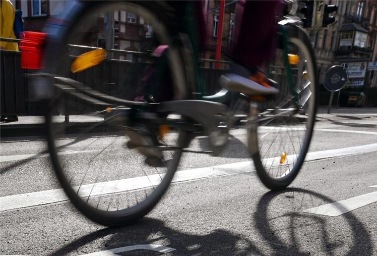 Bremerhavens Fahrradfahrer erhalten neue Schilder für alltägliche Routen In der Innenstadt fährt ein Radfahrer auf einem Fahrradstreifen