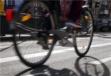 In der Innenstadt fährt ein Radfahrer auf einem Fahrradstreifen